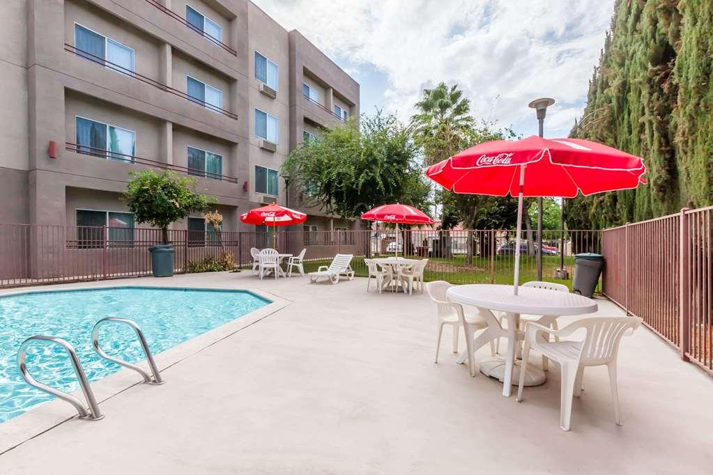 Hotel Ramada By Wyndham Bakersfield Exterior foto